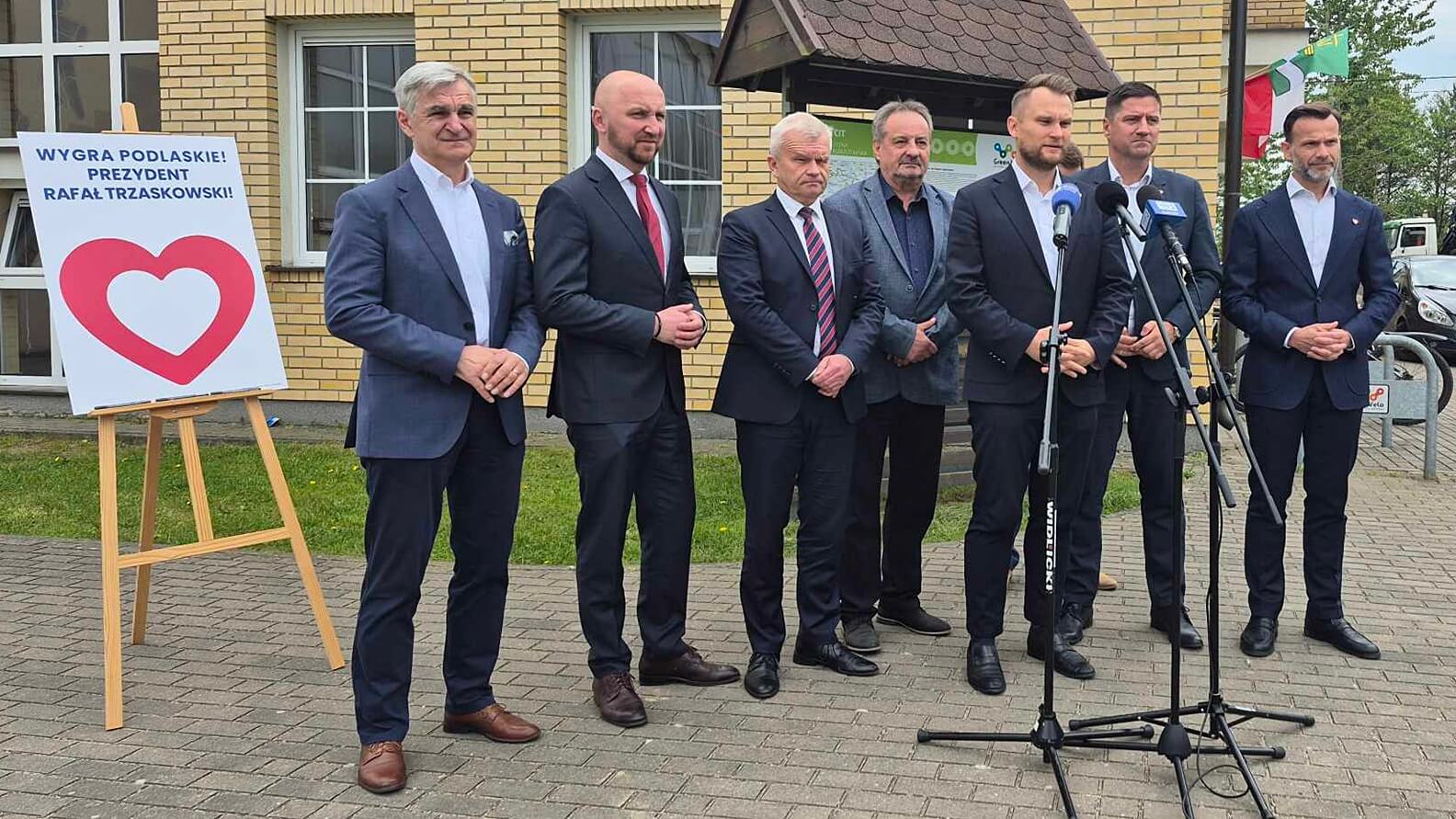 Część zarządu województwa, posłowie KO i wojewoda popierają Rafała Trzaskowskiego, 22.05.2025, fot. Areta Topornicka
